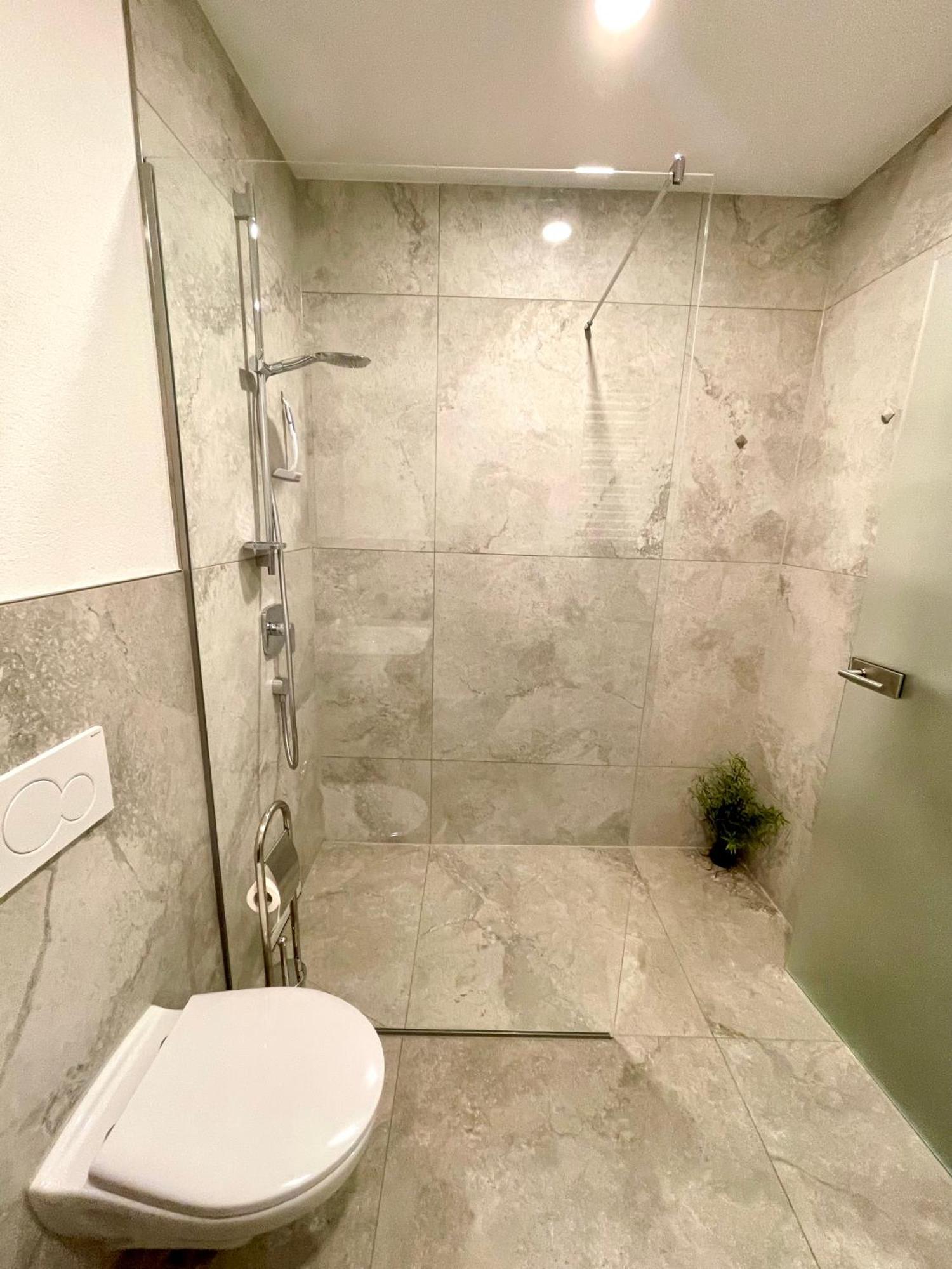 Neu Grosse Einzimmerwohnung Im Zentrum Goldstadt Pforzheim Schloessle Exteriér fotografie